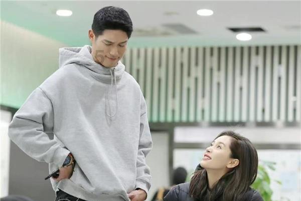 正式场合男女拿杯的手法有什么不同？游戏画面